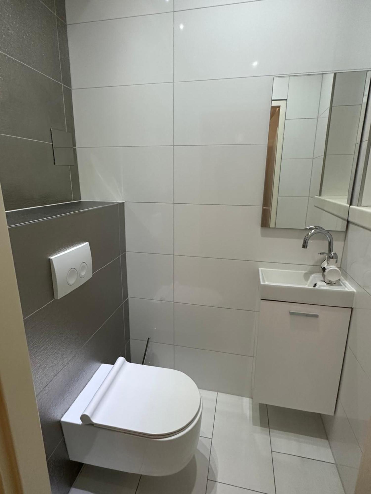 Schoene Mit Balkon Apartment Vienna